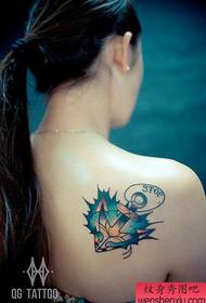 Modello di tatuaggio ancoraggio di bell'aspetto delle spalle