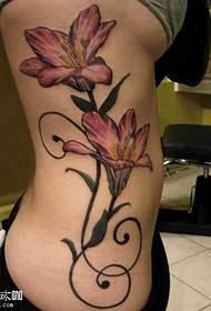 modello tatuaggio fiore in vita