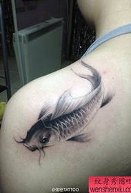 Piccolo e bellissimo tatuaggio di calamari a mano libera sulle spalle