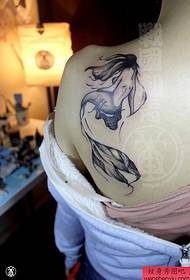 жінка татуювання плече жінки