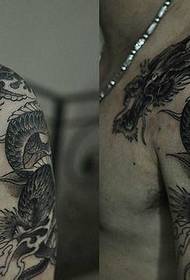 На рамену је врло доминирајући шал змај, врло мушки узорак тетоваже