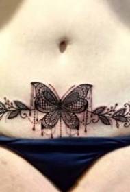 Immagini intime sexy del tatuaggio della vita e dell'addome femminile