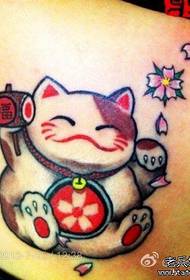 Un simpatico tatuaggio piccolo gatto fortunato sulla spalla di una ragazza