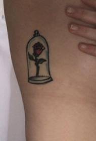 Rose tattoo picture dziewczyna wytatuowane zdjęcie z boku dziewczyny