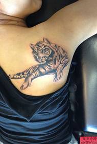 uzorak tetovaže ramena od tigra