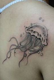 Дјевојчица на раменима модни модел тетоваже медузе