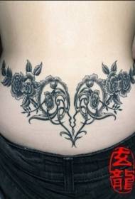 Patró de tatuatge a la cintura a la part posterior del cor femení