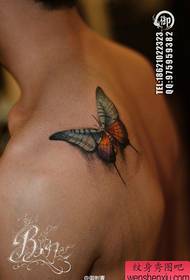 Убава и убава шема на тетоважа со пеперутки на рамениците на момчињата