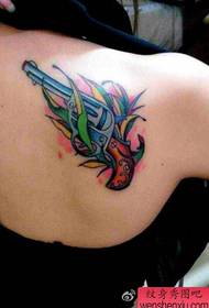 Patrones populars de tatuatge de pistola de color popular a les espatlles femenines