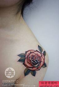 Woman's Shoulder Color Rose Tattoo Xogħlijiet minn Tattoo Show