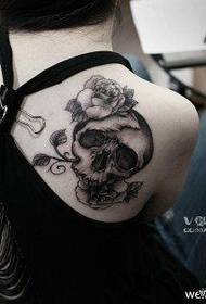 Tatuaggio tatuaggio spalla teschio bianco e nero rosa