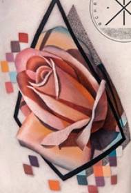Ilustración de tatuaje de cintura lateral cintura de cintura de lado lateral xeométrica e tatuaxe de rosa