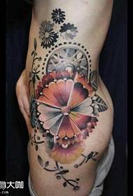 Pás kvetinový vzor tetovania