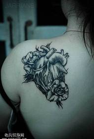 Sievietes muguras sirds rozes tetovējuma attēls
