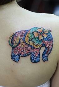 Motivo tatuaggio donna: modello tatuaggio elefante spalla colore