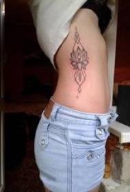 Vita laterale tatuaggio ragazza loto vita laterale su foto tatuaggio loto nero
