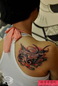 Esquena de nena bell model de tatuatge de petita oreneta