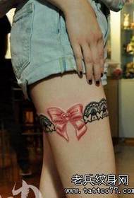 Trego tatuazh, rekomando tatuazhin e dantellave të kofshës së një femre