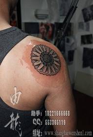 Popular male floral tattoos on the shoulders of boys