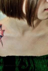 Patrón de tatuaje de arco de moda hermosa en el hombro de una mujer hermosa