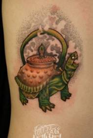 龟纹身  女生侧腰上彩色的乌龟纹身图片