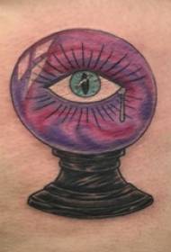 Figura del tatuaggio in vita laterale Immagine del tatuaggio della ragazza in vita laterale e sfera di cristallo