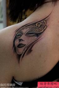 Skjønnhet skulder venetiansk maske tatovering