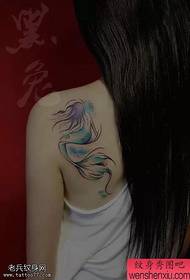Tatuaje ikuskizuna, emakumearen sorbaldak gomendatzen ditu sirena tatuaje lana