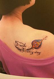 en kvinna färgad axel fjäder tatuering mönster