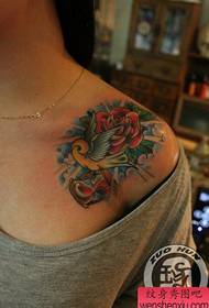 Gražiai populiarios mažos kregždės ir rožių tatuiruotės ant merginų pečių
