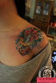 Nzuri za kupendeza zilizo maarufu na tatoo zilizoinuliwa kwenye mabega ya wasichana