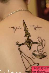 Нишони Tattoo, тасвири тасмаи тасмаро ба китфи тавсия диҳед