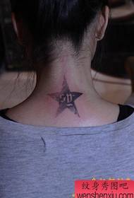 un tatuaggio a stella a cinque punte sulla spalla