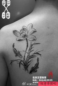 Supet femra, një model i bukur dhe i popullarizuar modeli tatuazhesh me peshë lotus lotus