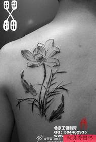 Mabega ya kike, muundo mzuri wa tattoo ya wino ya samaki maarufu na maarufu