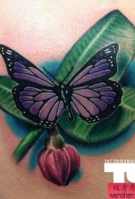 Un creativo diseño de tatuaje de mariposa de hoja de borde en el hombro