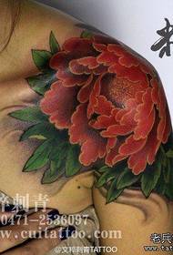 Bellissimo modello di tatuaggio pop peonia sulla spalla di una bella donna