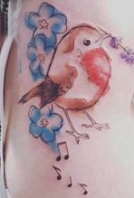 Gambar tato pinggul sisih pinggul bocah wadon ing gambar kembang lan manuk