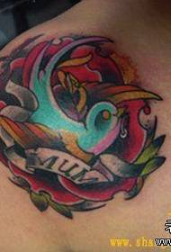 Жіноче плече ластівка троянди візерунок татуювання