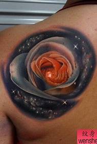 Ramene tetovaže ruža u boji ramena dijele se s tetovažama