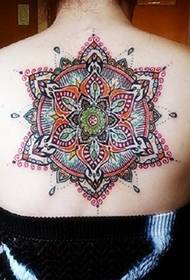 tetovaža ledvenega hrbtnega mandala totem