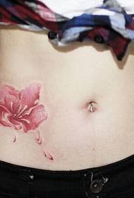 Vidukļa rozā ziedu tetovējums