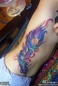 motivo tatuaggio piuma personalizzato colore in vita laterale