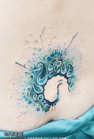 zapanjujući prekrasan uzorak paunove tetovaže