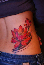 Vroue in die middellyf rooi lotus tatoeëring