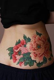 fein Taille Schéinheet huet e wonnerschéine Blummen Tattoo op der Taille