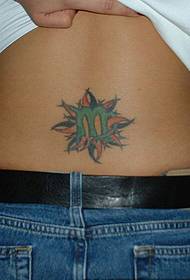 Cintura verde y tatuajes verdes como el sol