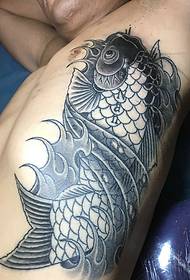 Crno-bijeli uzorak tetovaže lignje na muškom struku