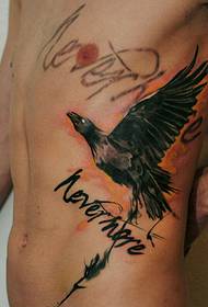 Seitentaille mit Tinte verdecktes Tattoo-Muster