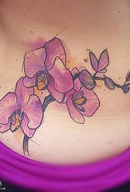 腰部彩绘的蝴蝶兰纹身图案